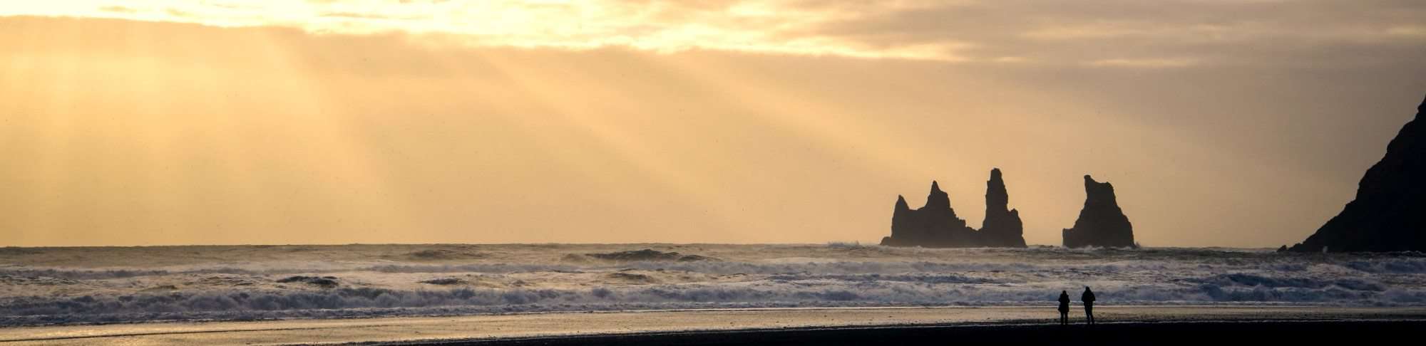 Ljósmóðir black sand beach iceland Vík