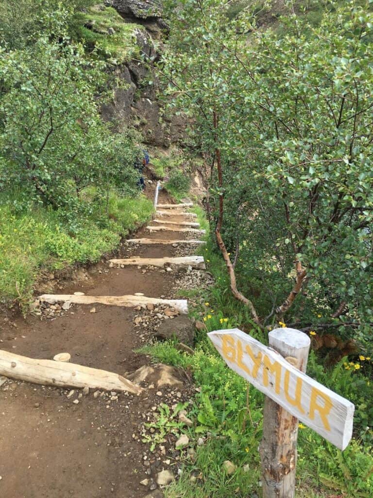 Sign pointing to the walking path to Glymur