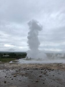 Geysir erupting