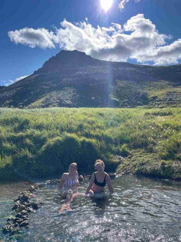 Wild girls in the hot spring og Reykjadalur.