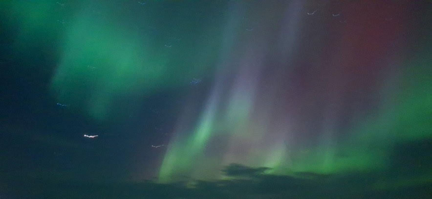 A green and purple Northern lights