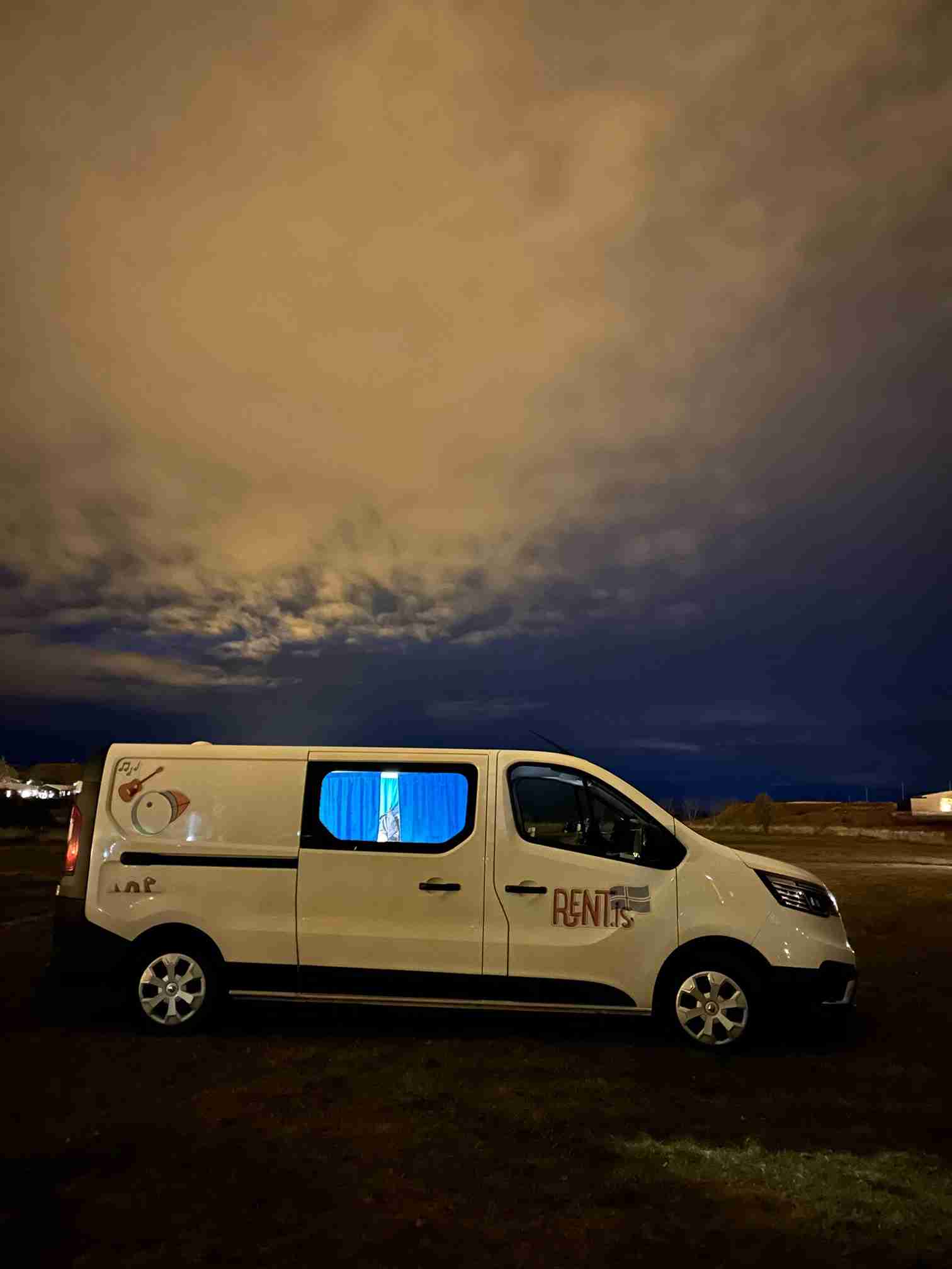 Trafic 3 camper under the night sky