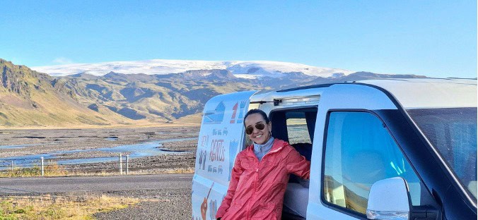 A woman standing by the doblo
